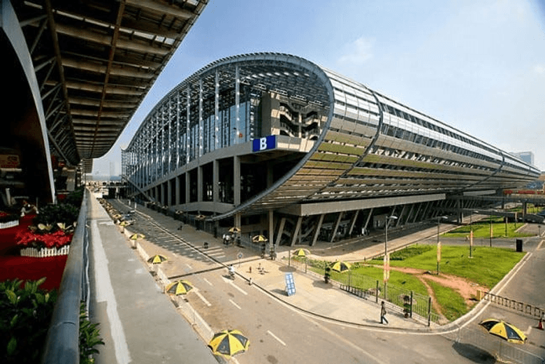 Canton Fair Complex in Guangzhou: exhibition halls, curved roof, and fairgrounds